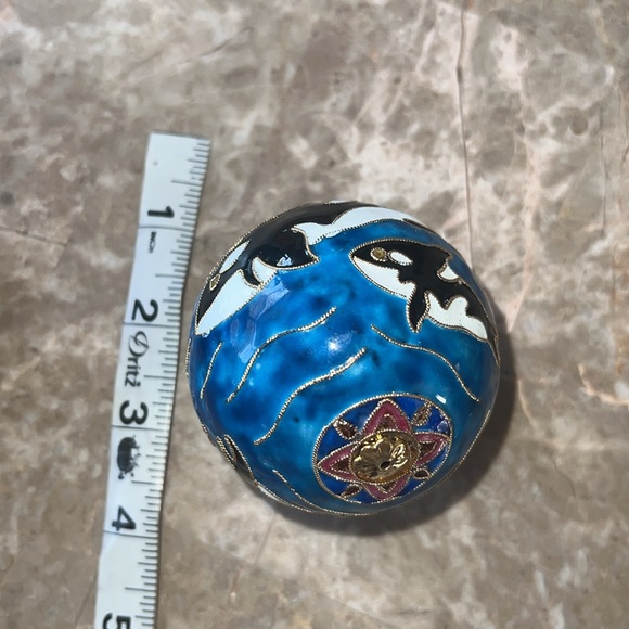 NEW Vintage Cloisonné Unique Treasures Hand Painted Enamel Ornament Orca Whales - Picture 3 of 3